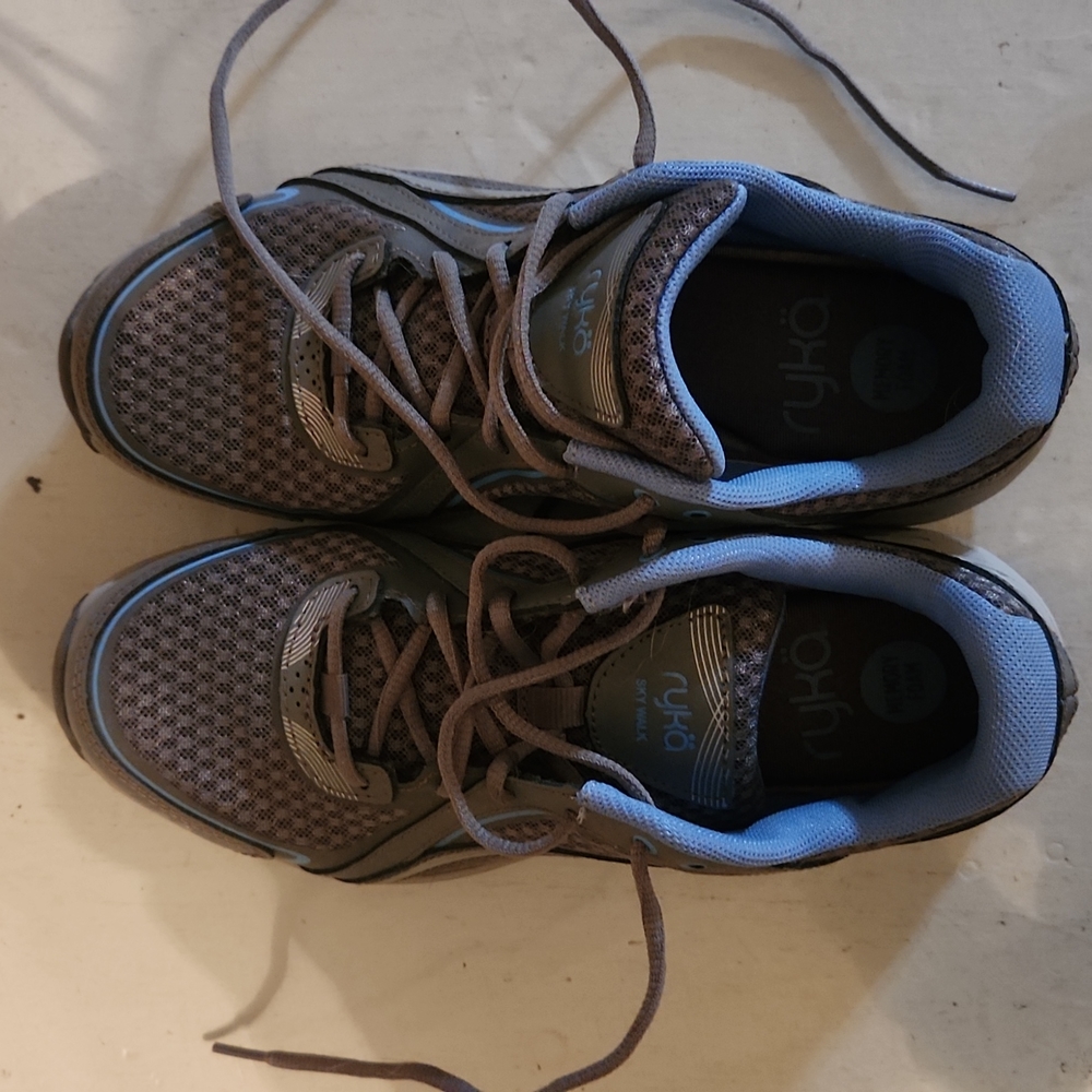 Walking sneakers
